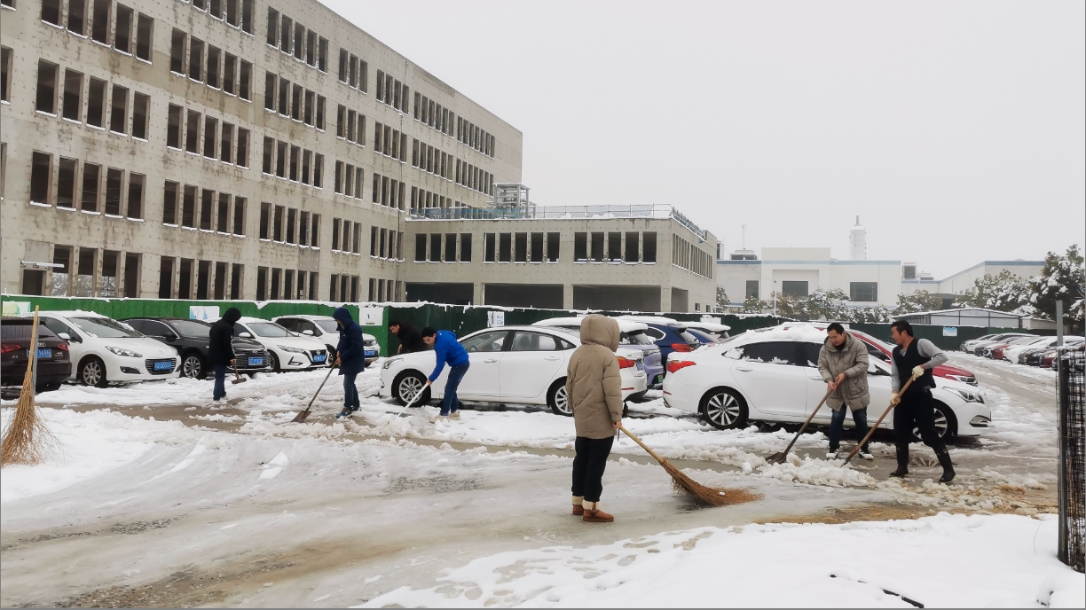 雪绽琼花日 扫雪暖心时丨乐玩(中国)开展扫雪除冰活动
